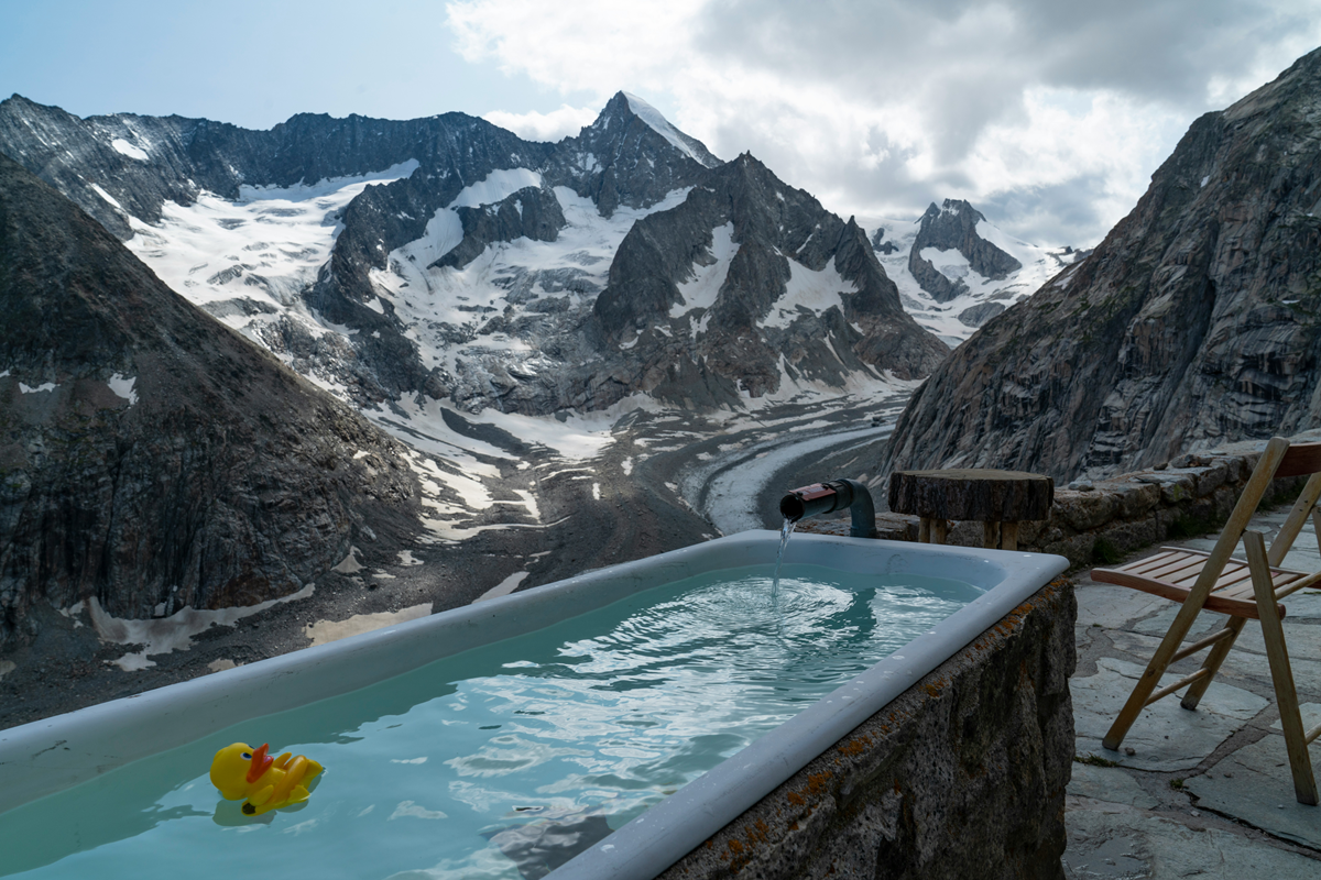 outdoors-ice-bath-in-mountains