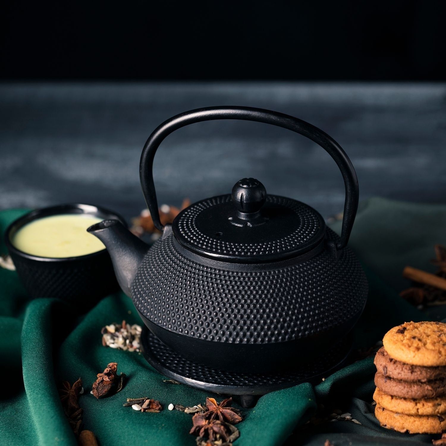 Traditional cast iron Japanese teapot with hobnail pattern in GOMINIMO 1200ML Iron Teapot