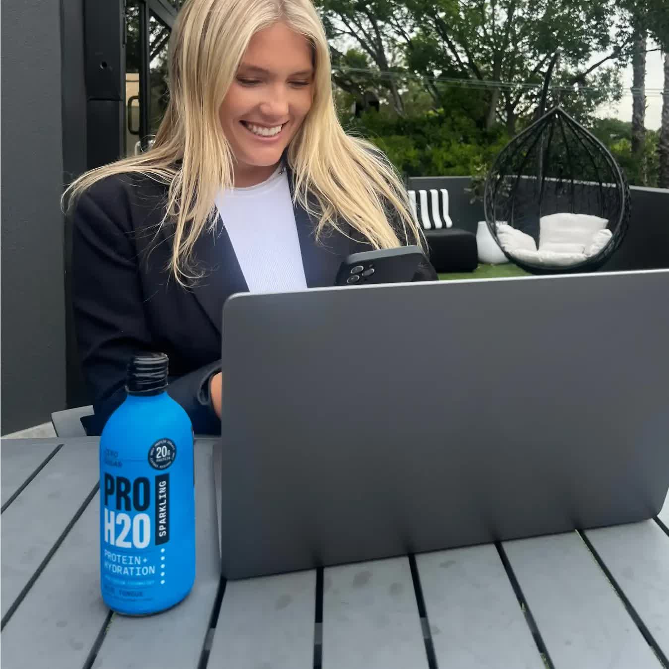 Premium PRO H20 Sparkling 20g Protein Hydration Drink Zero Sugar Hydrate - Blue Tongue